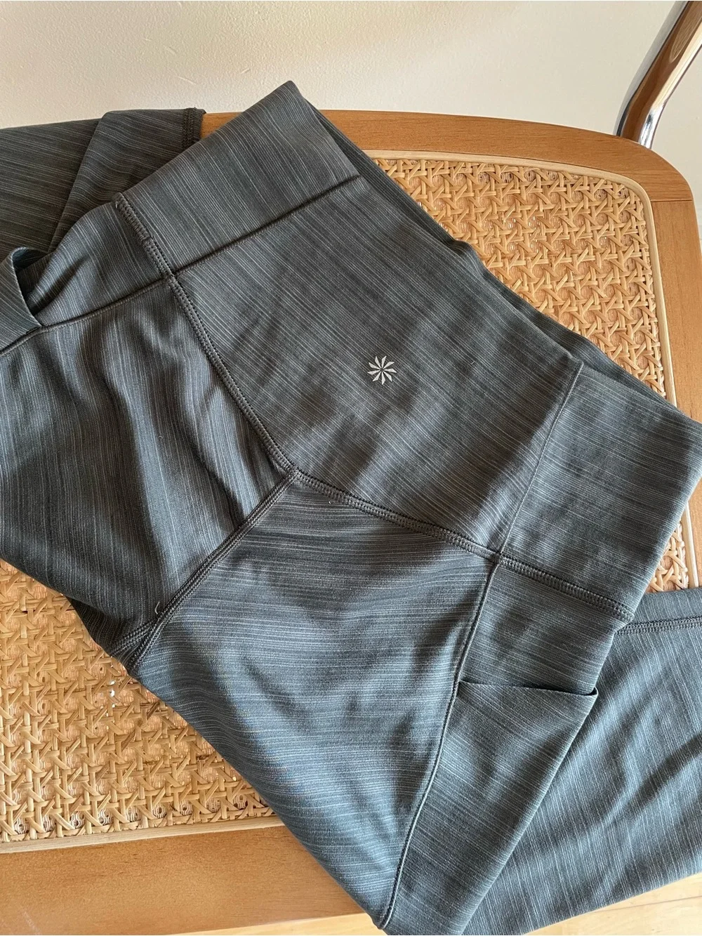 ATHLETA Salutation Capri Leggings w/Side Pockets, Heathered Olive Green, SMALL